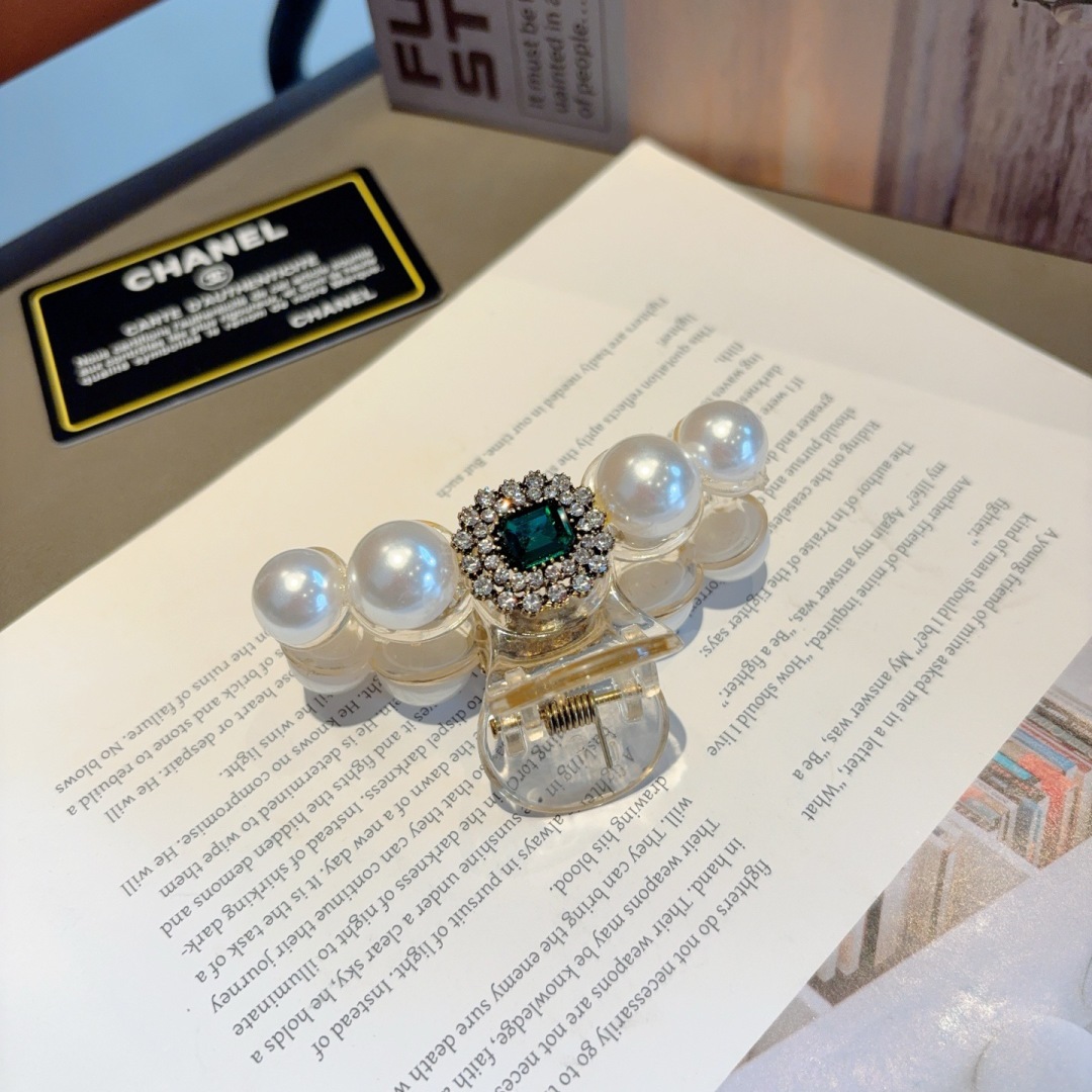 配包装
CHANEL （香奈儿） 欧美新款潮流抓夹，明星同款 女神必备单品，非常百搭，时尚发夹， 戴上它