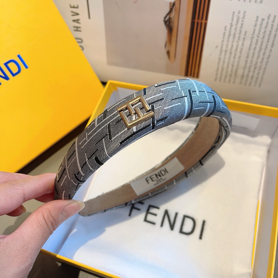 配包装
FENDI 芬迪 火爆新款发箍，复古头箍，简约百搭，潮女必备品，超级的高大上！