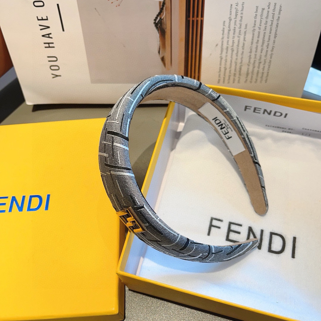 配包装
FENDI 芬迪 火爆新款发箍，复古头箍，简约百搭，潮女必备品，超级的高大上！