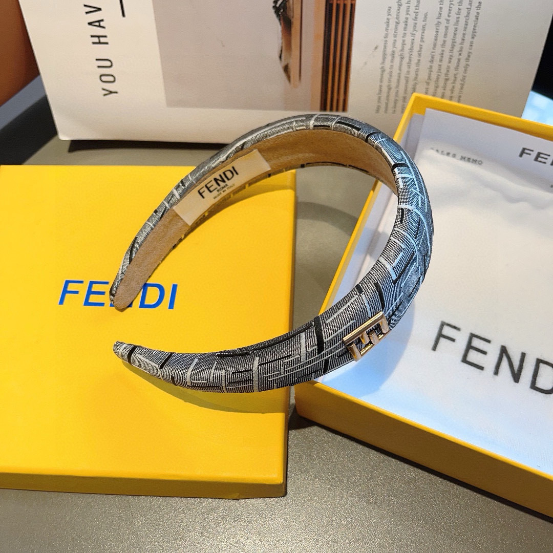 配包装
FENDI 芬迪 火爆新款发箍，复古头箍，简约百搭，潮女必备品，超级的高大上！