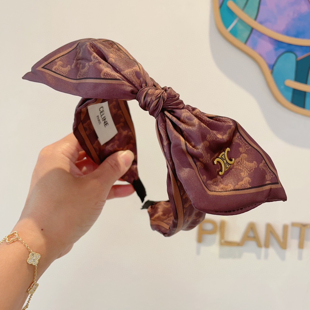 配包装
CELINE（赛琳）新款火爆宽版发箍，佩戴舒适无压力，外出韩版气质头箍、非常时尚百搭！女神必备！