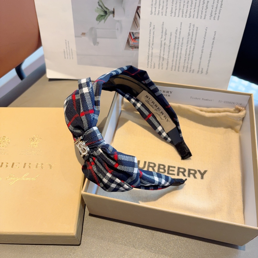 配包装
巴宝莉BURBERRY 新款蝴蝶结发箍，客供面料 🎀细节全部实拍！非常耐看又百搭、适合各种场合搭