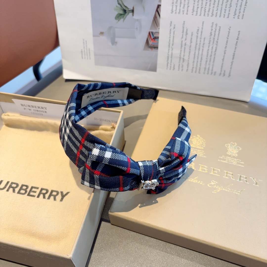 配包装
巴宝莉BURBERRY 新款蝴蝶结发箍，客供面料 🎀细节全部实拍！非常耐看又百搭、适合各种场合搭
