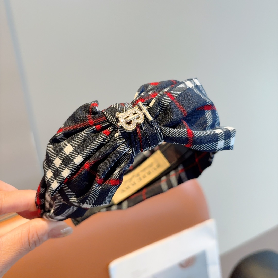 配包装
巴宝莉BURBERRY 新款蝴蝶结发箍，客供面料 🎀细节全部实拍！非常耐看又百搭、适合各种场合搭