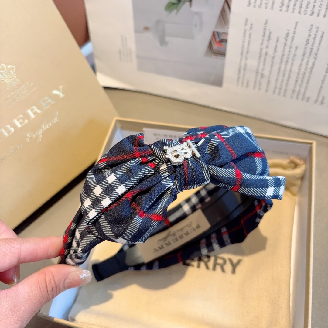配包装
巴宝莉BURBERRY 新款蝴蝶结发箍，客供面料 🎀细节全部实拍！非常耐看又百搭、适合各种场合搭