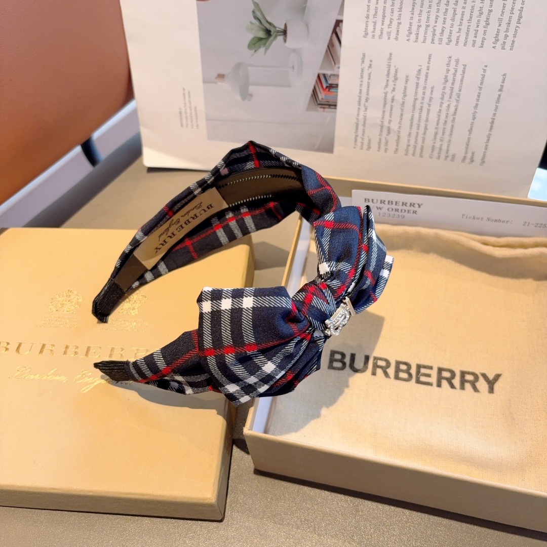 配包装
巴宝莉BURBERRY 新款蝴蝶结发箍，客供面料 🎀细节全部实拍！非常耐看又百搭、适合各种场合搭