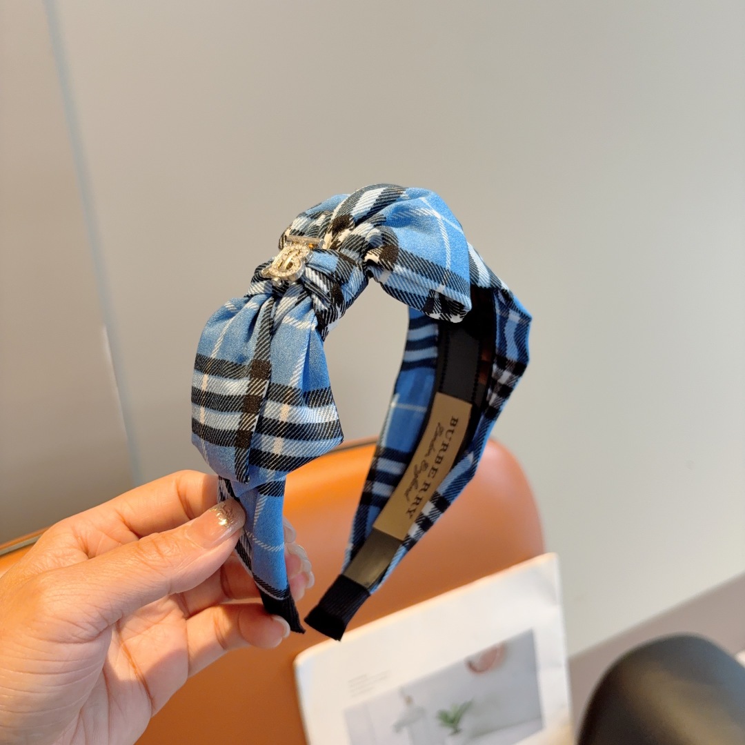 配包装
巴宝莉BURBERRY 新款蝴蝶结发箍，客供面料 🎀细节全部实拍！非常耐看又百搭、适合各种场合搭
