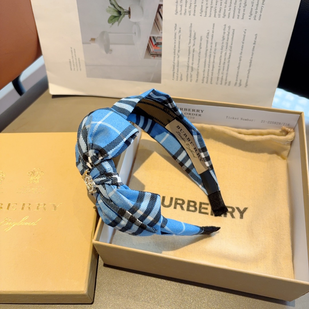 配包装
巴宝莉BURBERRY 新款蝴蝶结发箍，客供面料 🎀细节全部实拍！非常耐看又百搭、适合各种场合搭