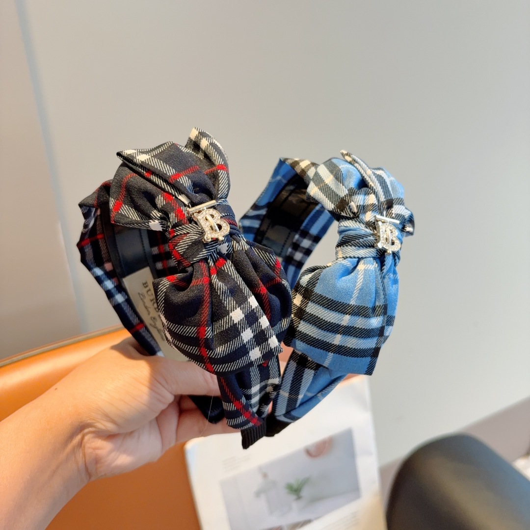 配包装
巴宝莉BURBERRY 新款蝴蝶结发箍，客供面料 🎀细节全部实拍！非常耐看又百搭、适合各种场合搭