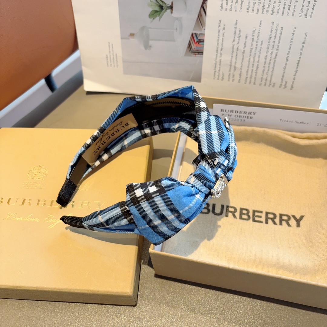 配包装
巴宝莉BURBERRY 新款蝴蝶结发箍，客供面料 🎀细节全部实拍！非常耐看又百搭、适合各种场合搭