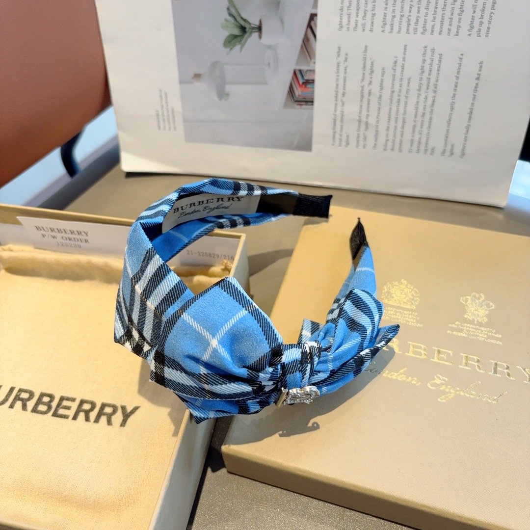 配包装
巴宝莉BURBERRY 新款蝴蝶结发箍，客供面料 🎀细节全部实拍！非常耐看又百搭、适合各种场合搭