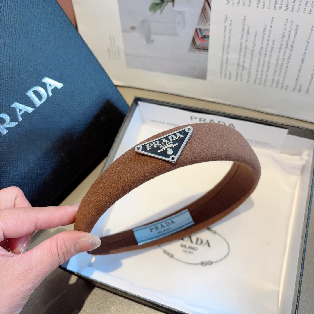 配包装
PRADA （普拉达）新款潮流三角标字母发箍。气质女神必备单品，非常百搭，时尚潮流， 戴上它满满