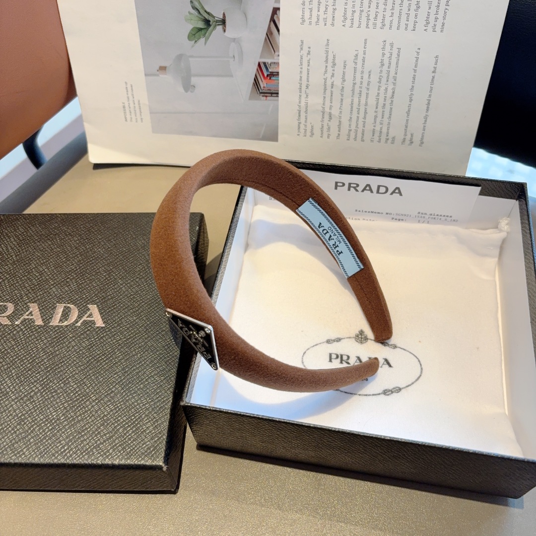 配包装
PRADA （普拉达）新款潮流三角标字母发箍。气质女神必备单品，非常百搭，时尚潮流， 戴上它满满