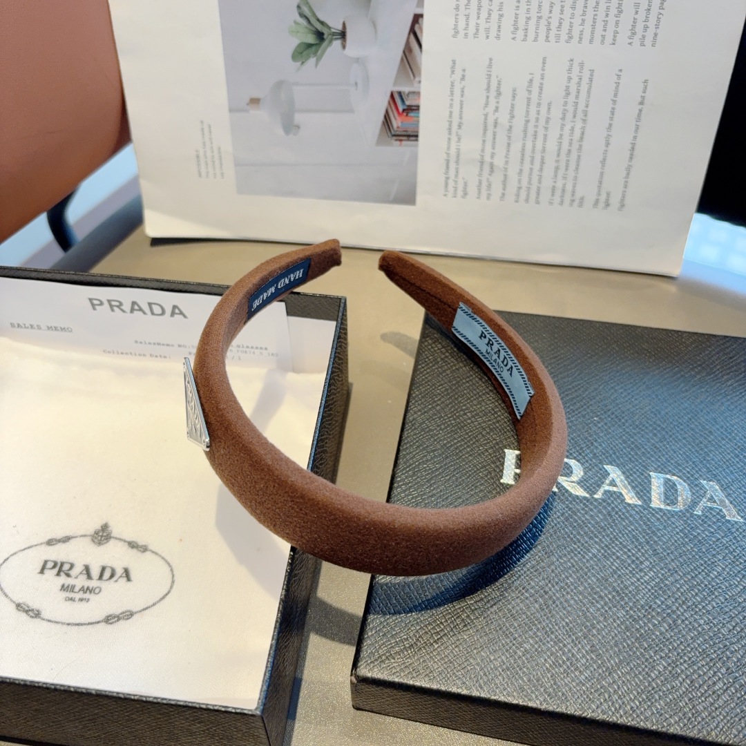 配包装
PRADA （普拉达）新款潮流三角标字母发箍。气质女神必备单品，非常百搭，时尚潮流， 戴上它满满