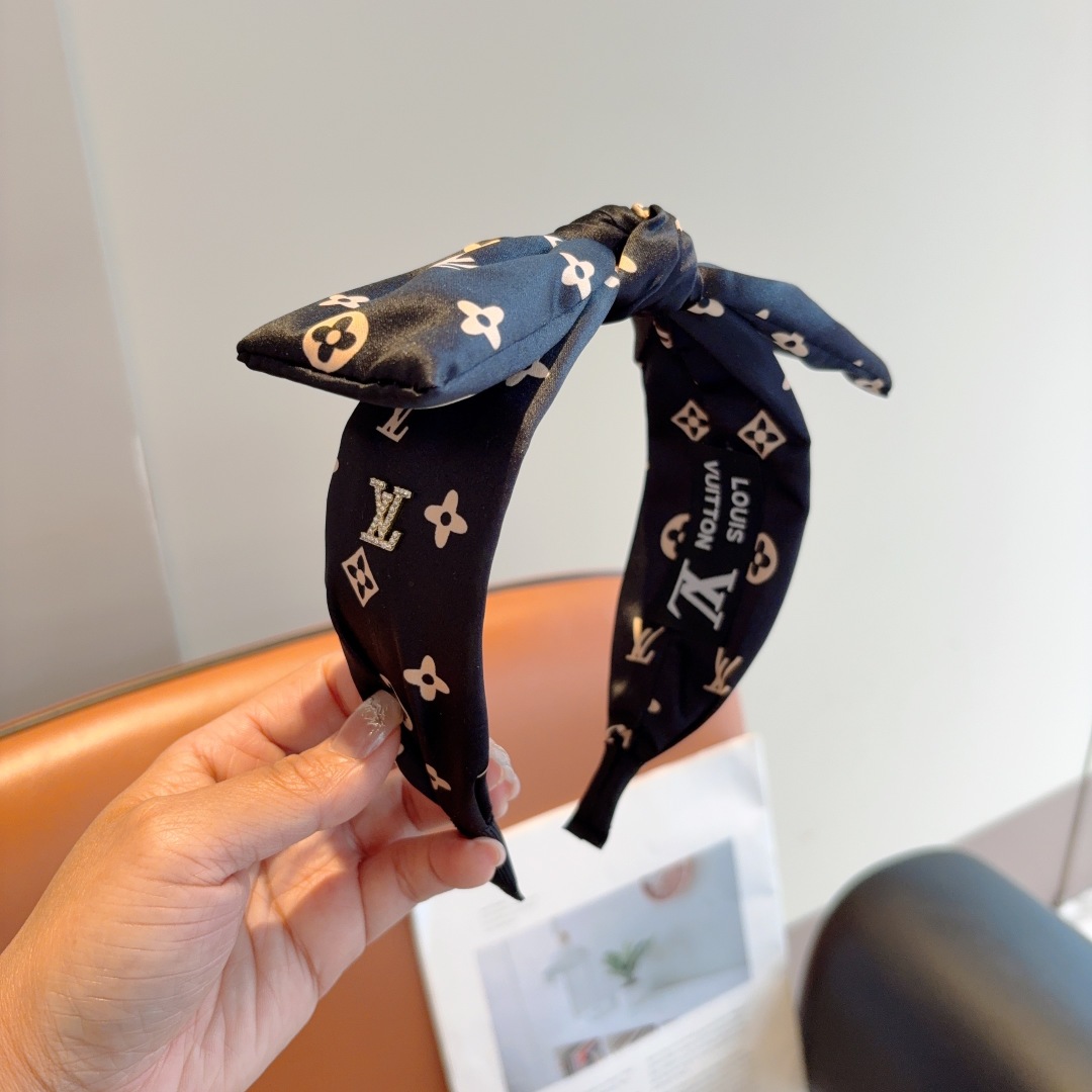 配包装
LV 路易威登 新款宽版蝴蝶结发箍，时尚头箍，专柜最最新款来袭💕时尚百搭，女神必入  ！