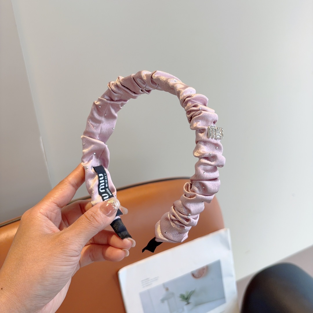 配包装
MIUMIU（缪缪）新款手工制作褶皱发箍，原单货，简约百搭，潮女必备品，超级的高大上！