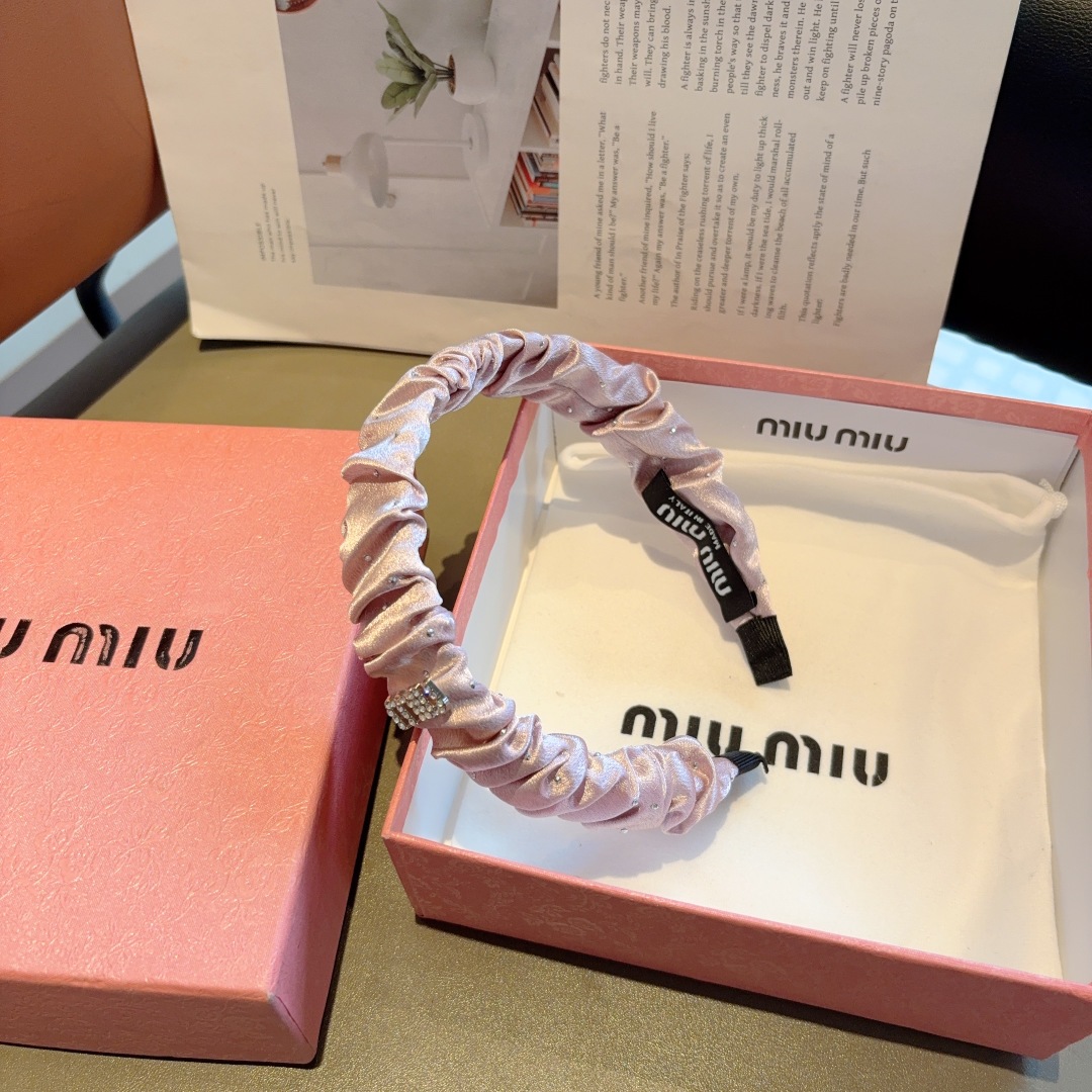 配包装
MIUMIU（缪缪）新款手工制作褶皱发箍，原单货，简约百搭，潮女必备品，超级的高大上！