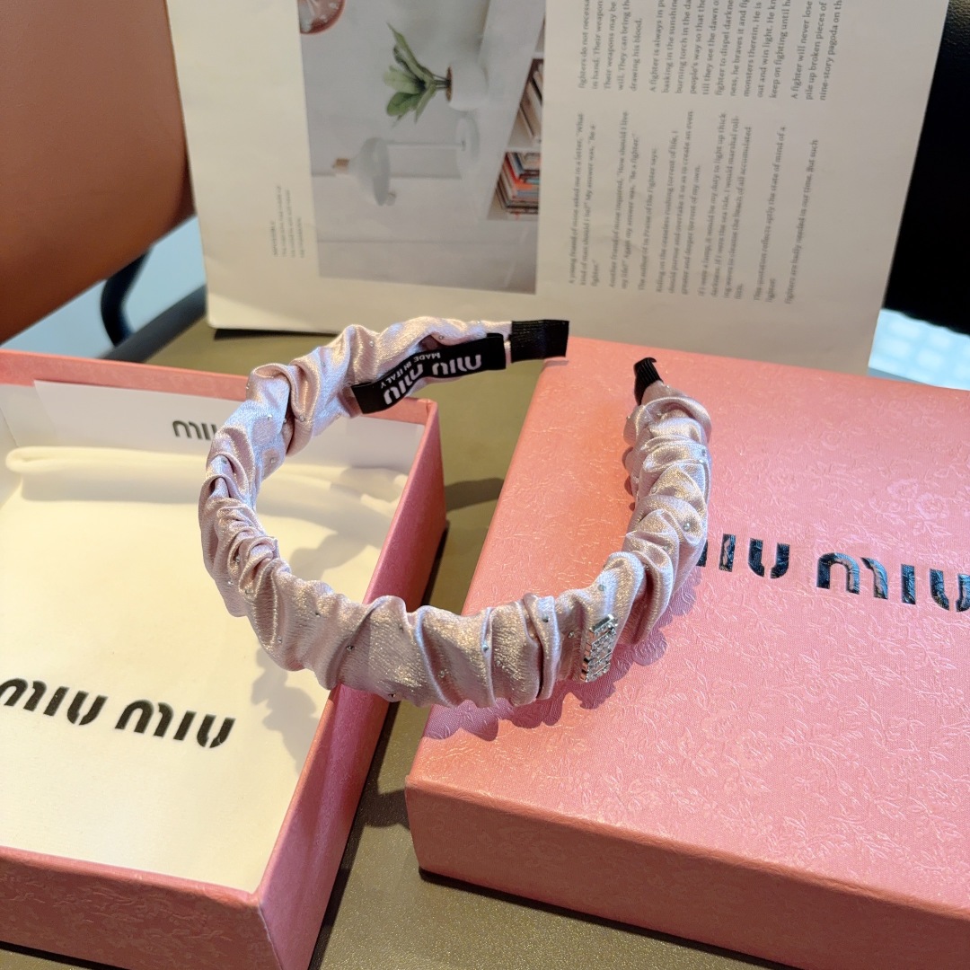 配包装
MIUMIU（缪缪）新款手工制作褶皱发箍，原单货，简约百搭，潮女必备品，超级的高大上！