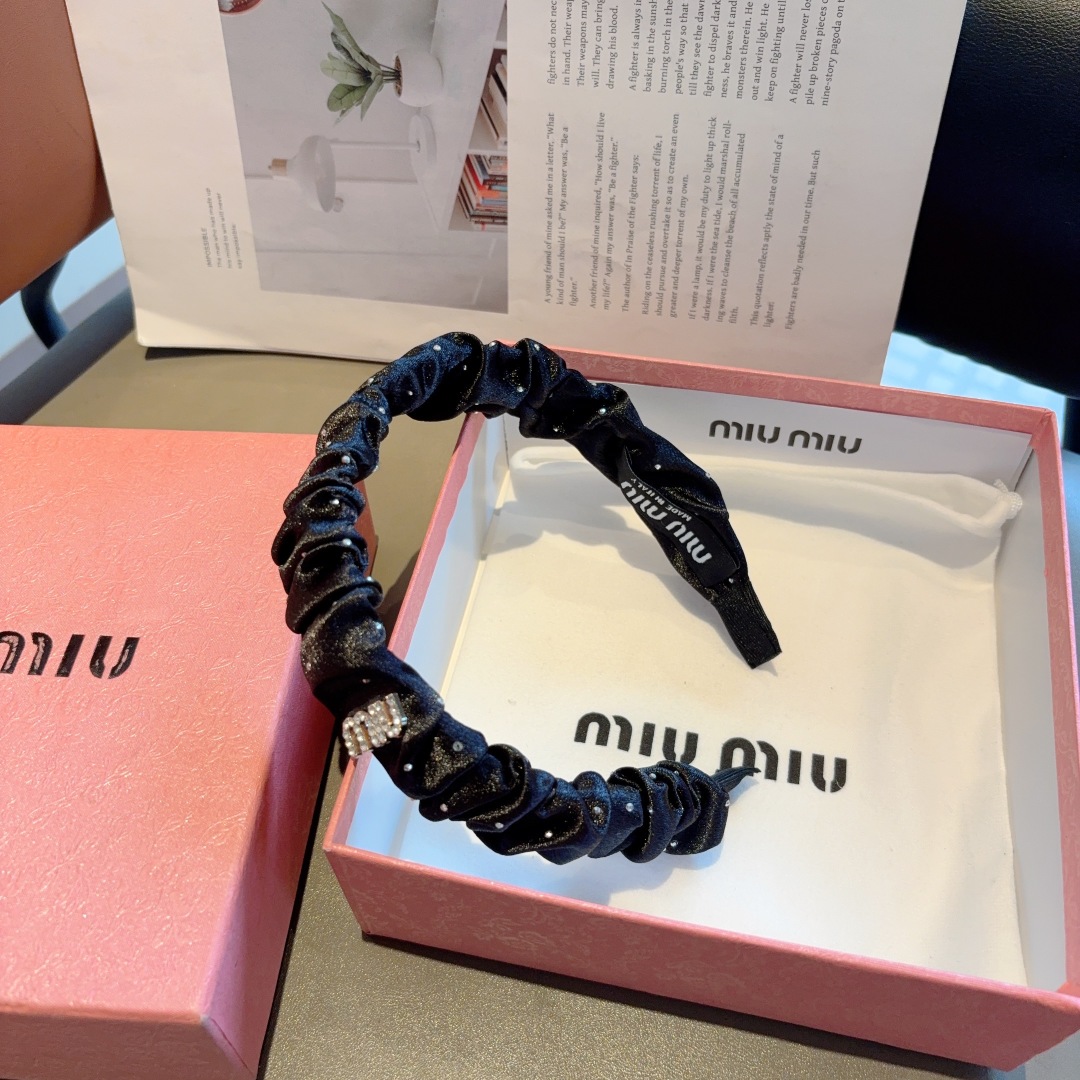 配包装
MIUMIU（缪缪）新款手工制作褶皱发箍，原单货，简约百搭，潮女必备品，超级的高大上！