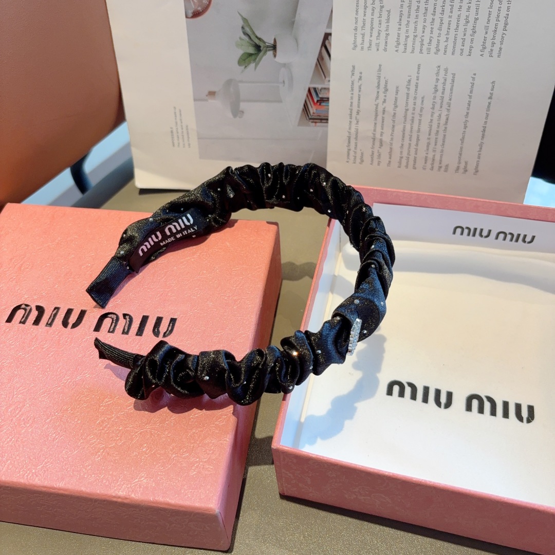 配包装
MIUMIU（缪缪）新款手工制作褶皱发箍，原单货，简约百搭，潮女必备品，超级的高大上！