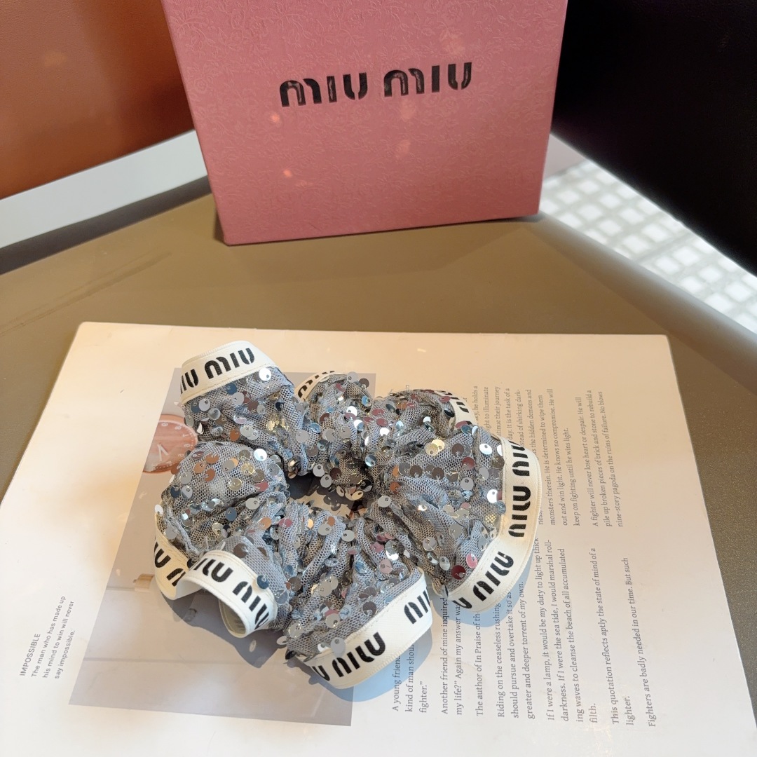 配包装
miumiu（缪缪）网红新款发圈，精致珠片肠圈皮筋，佩戴舒适无压力，造型搭配必备！非常时尚百搭！