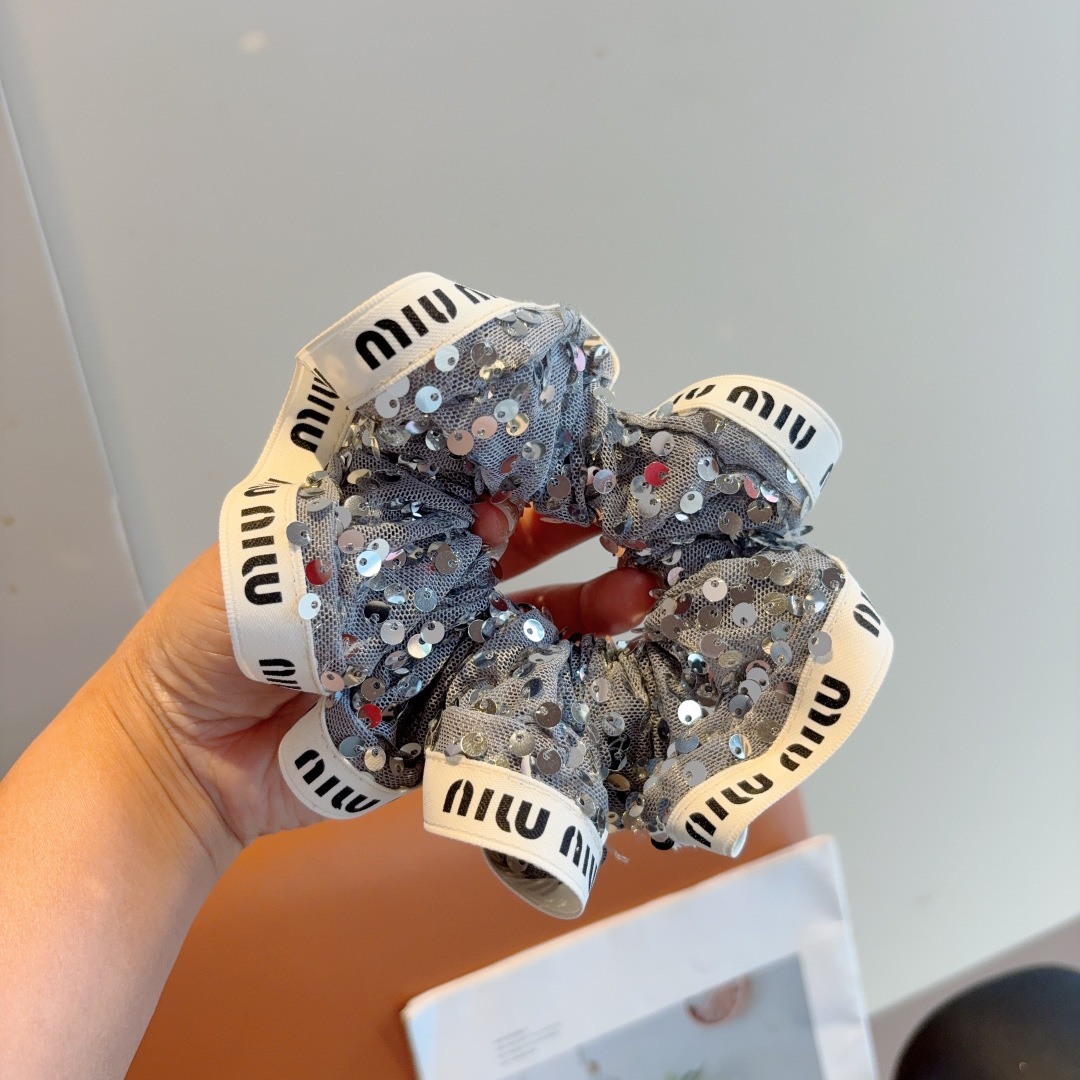 配包装
miumiu（缪缪）网红新款发圈，精致珠片肠圈皮筋，佩戴舒适无压力，造型搭配必备！非常时尚百搭！