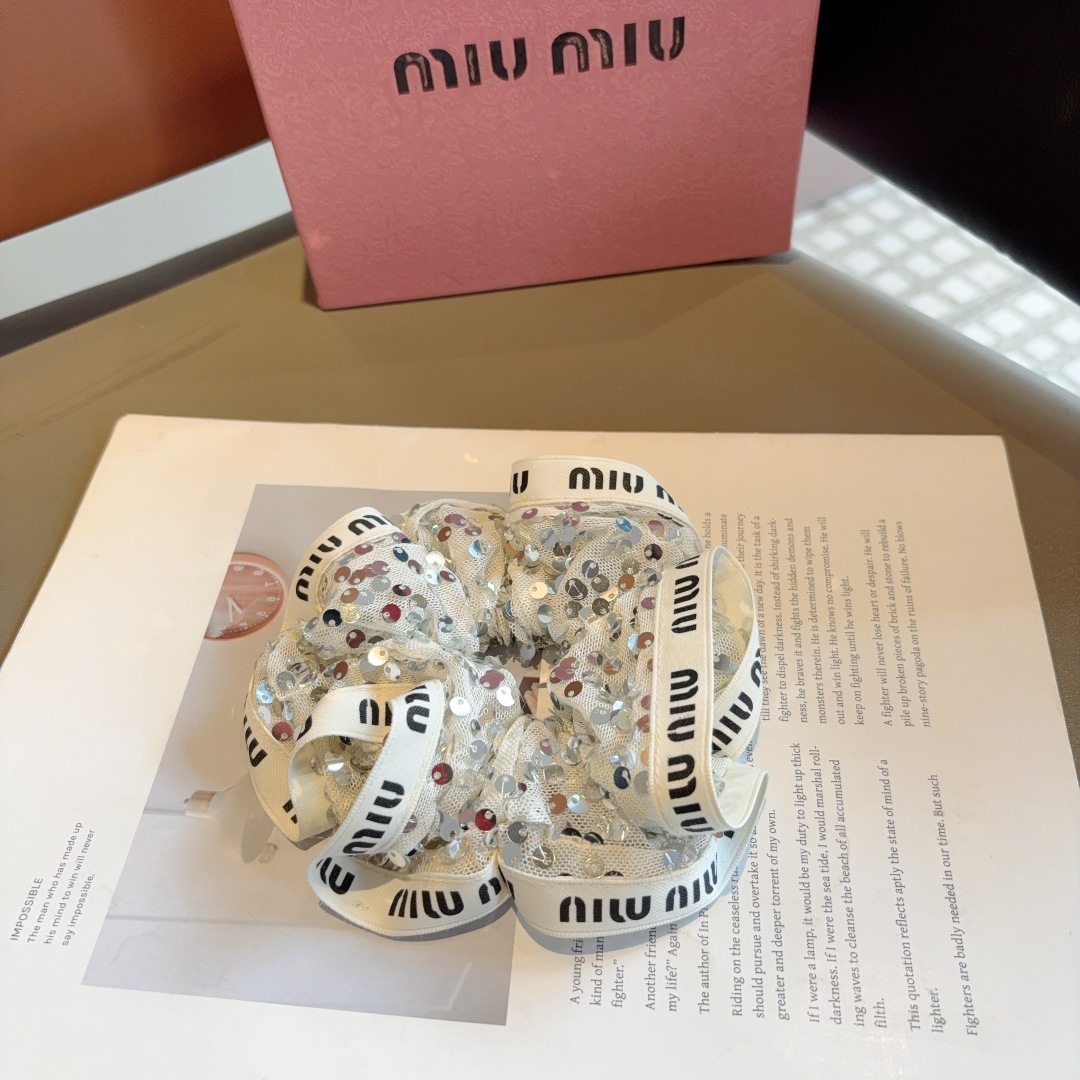 配包装
miumiu（缪缪）网红新款发圈，精致珠片肠圈皮筋，佩戴舒适无压力，造型搭配必备！非常时尚百搭！