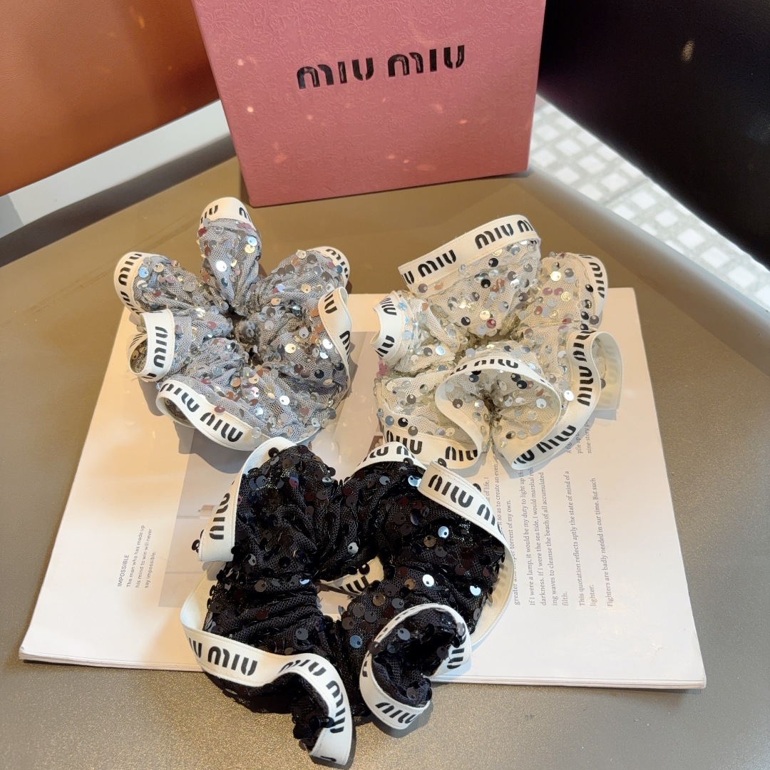 配包装
miumiu（缪缪）网红新款发圈，精致珠片肠圈皮筋，佩戴舒适无压力，造型搭配必备！非常时尚百搭！