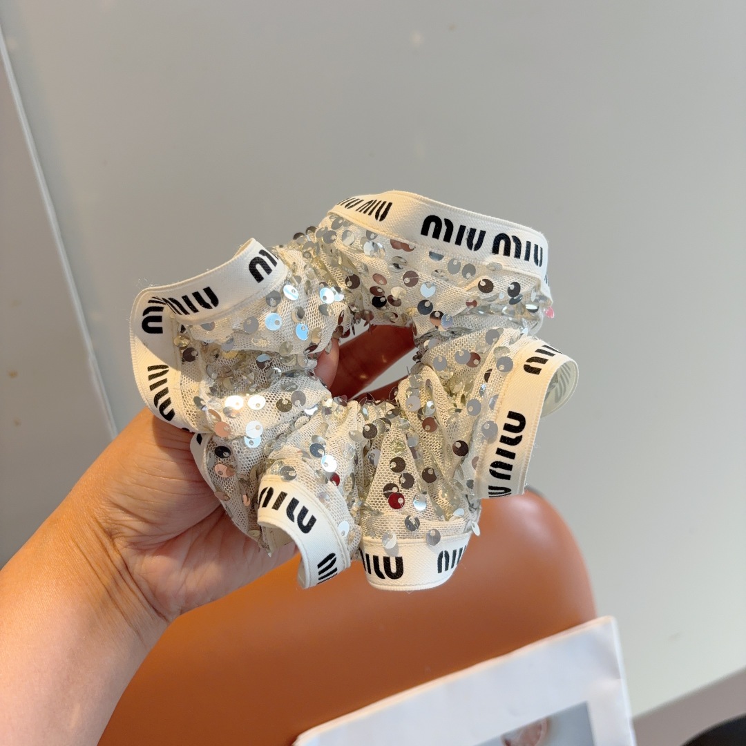 配包装
miumiu（缪缪）网红新款发圈，精致珠片肠圈皮筋，佩戴舒适无压力，造型搭配必备！非常时尚百搭！