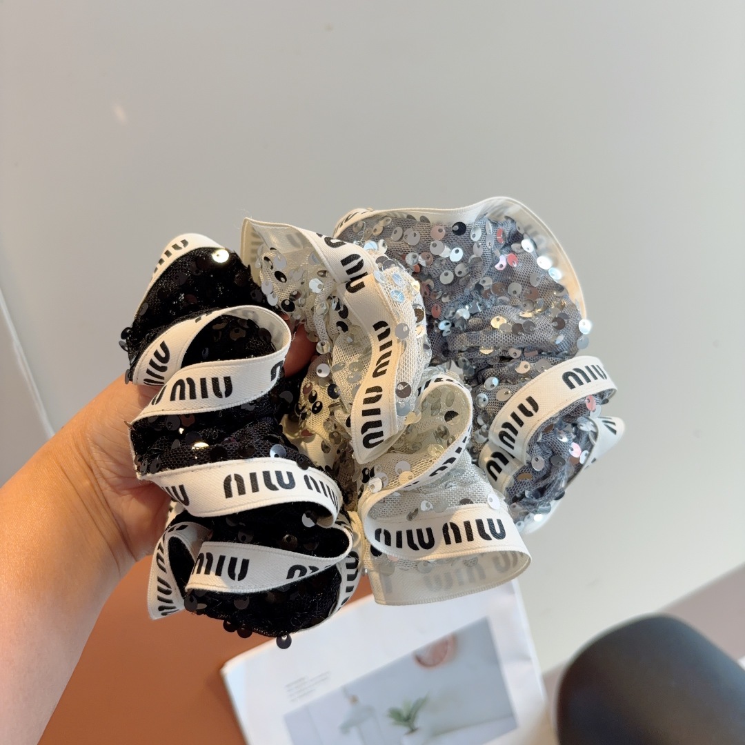 配包装
miumiu（缪缪）网红新款发圈，精致珠片肠圈皮筋，佩戴舒适无压力，造型搭配必备！非常时尚百搭！