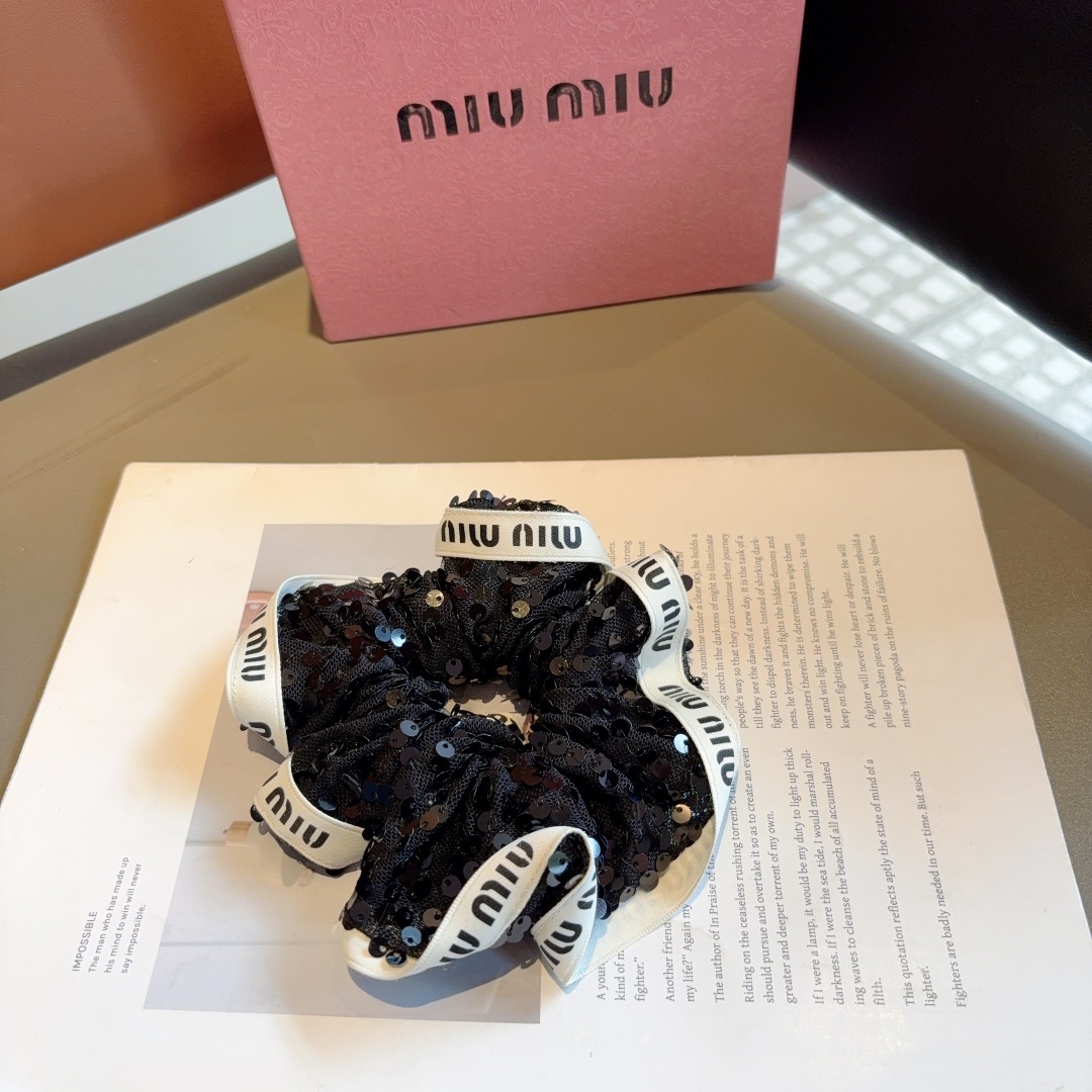 配包装
miumiu（缪缪）网红新款发圈，精致珠片肠圈皮筋，佩戴舒适无压力，造型搭配必备！非常时尚百搭！