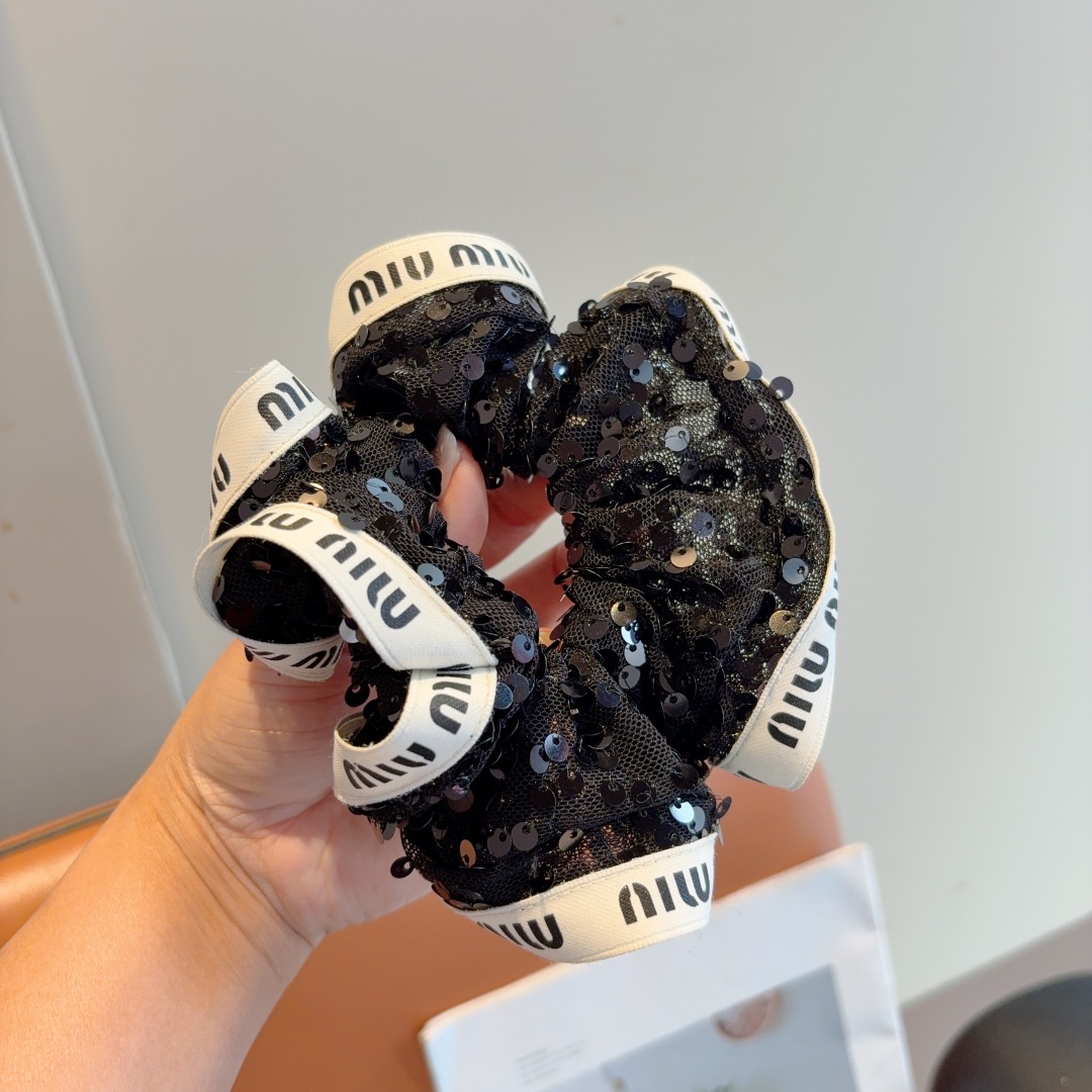 配包装
miumiu（缪缪）网红新款发圈，精致珠片肠圈皮筋，佩戴舒适无压力，造型搭配必备！非常时尚百搭！