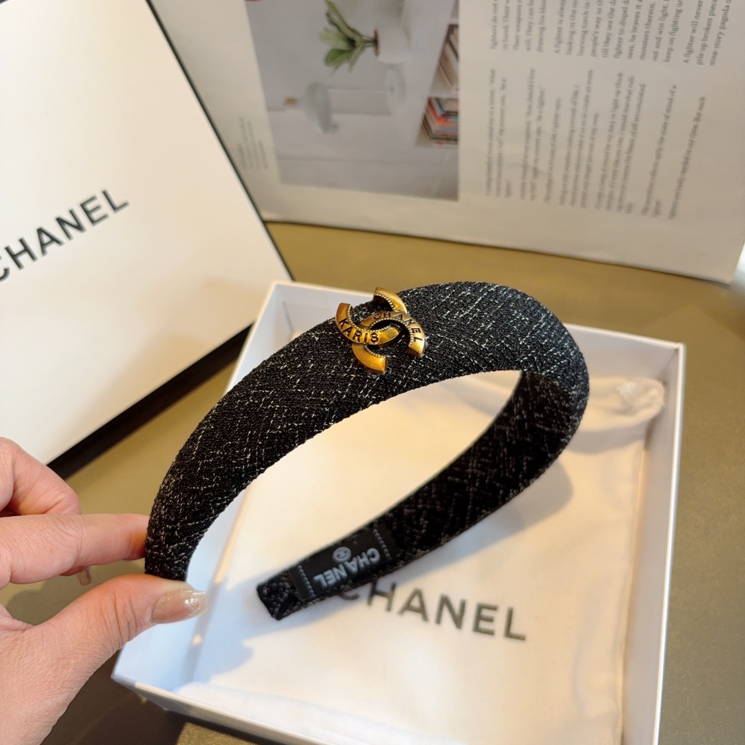 配包装
CHANEL（香奈儿）最新款小香发箍，新品巨显脸小头箍，网红爆款推荐 搭配高端双Ｃlogo ，超