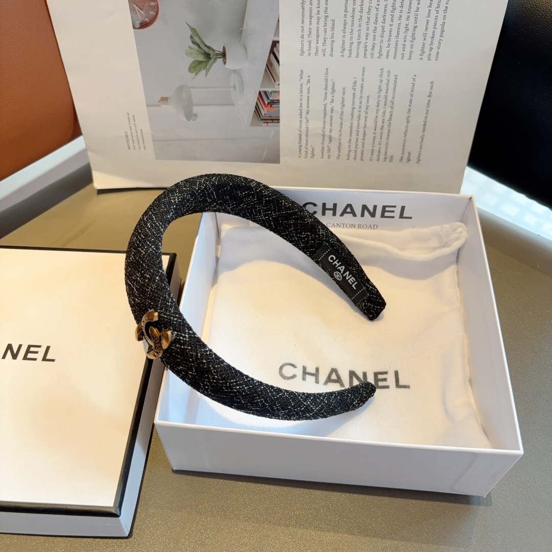 配包装
CHANEL（香奈儿）最新款小香发箍，新品巨显脸小头箍，网红爆款推荐 搭配高端双Ｃlogo ，超