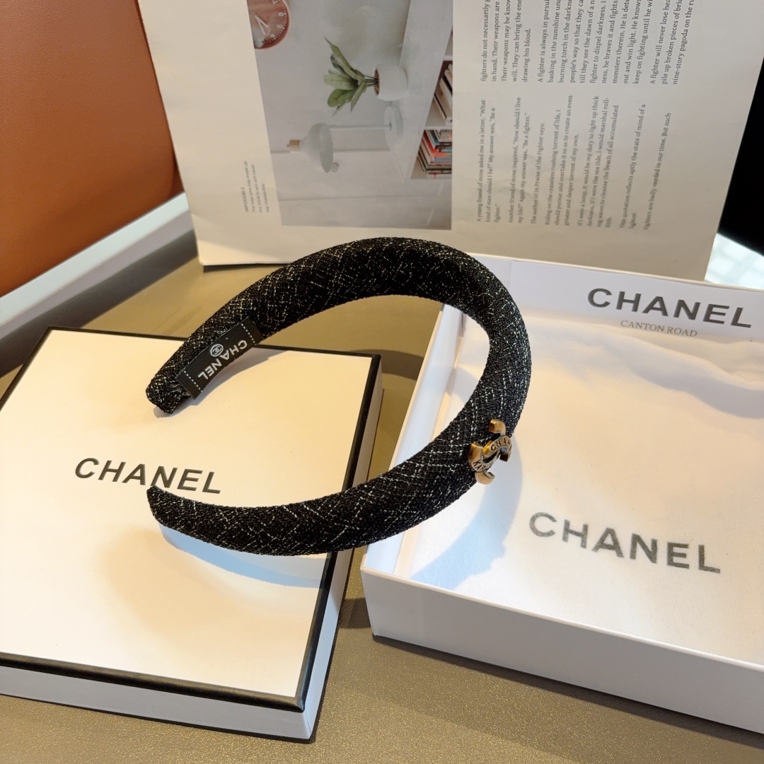 配包装
CHANEL（香奈儿）最新款小香发箍，新品巨显脸小头箍，网红爆款推荐 搭配高端双Ｃlogo ，超
