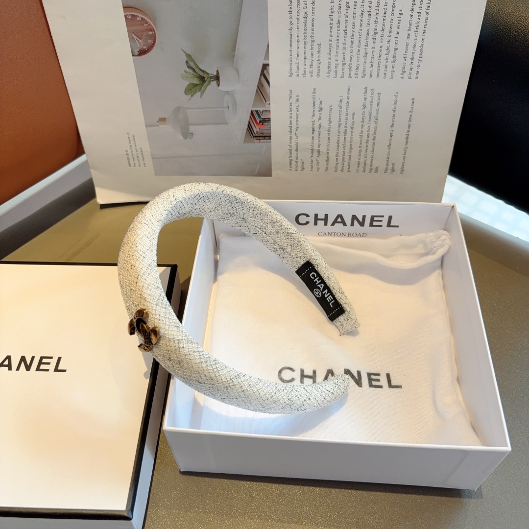 配包装
CHANEL（香奈儿）最新款小香发箍，新品巨显脸小头箍，网红爆款推荐 搭配高端双Ｃlogo ，超