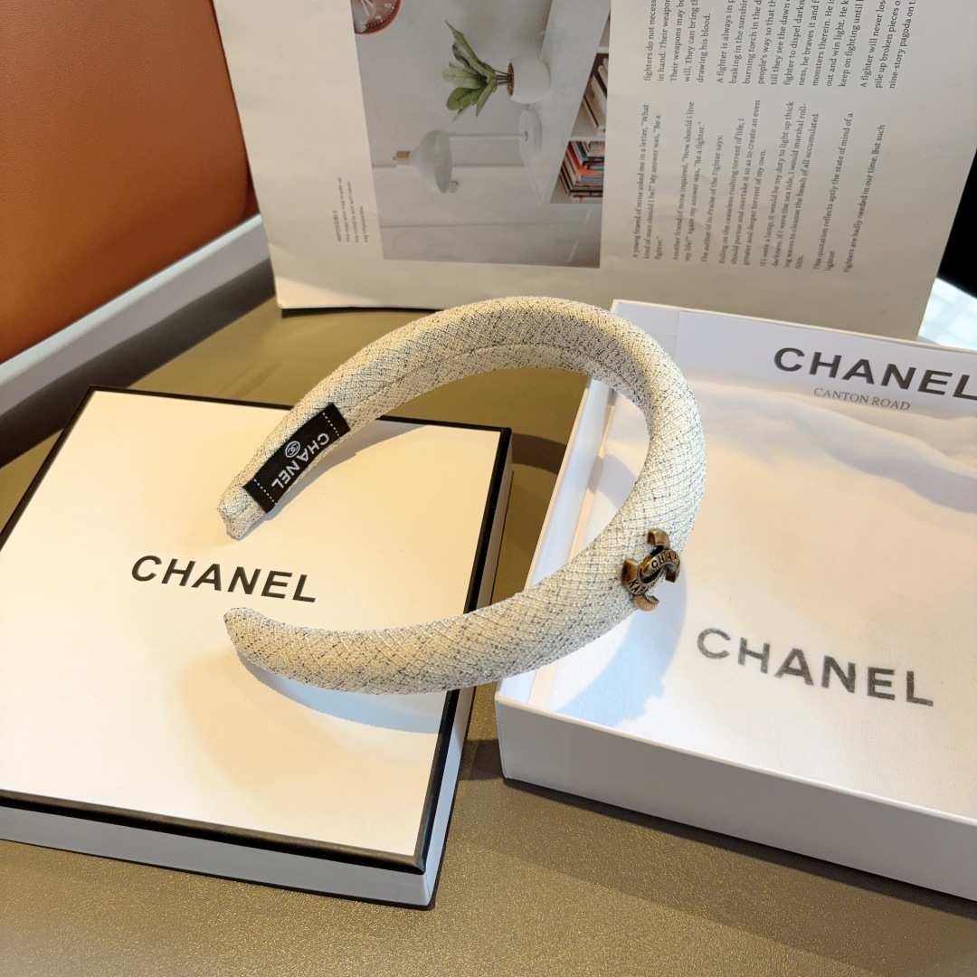 配包装
CHANEL（香奈儿）最新款小香发箍，新品巨显脸小头箍，网红爆款推荐 搭配高端双Ｃlogo ，超
