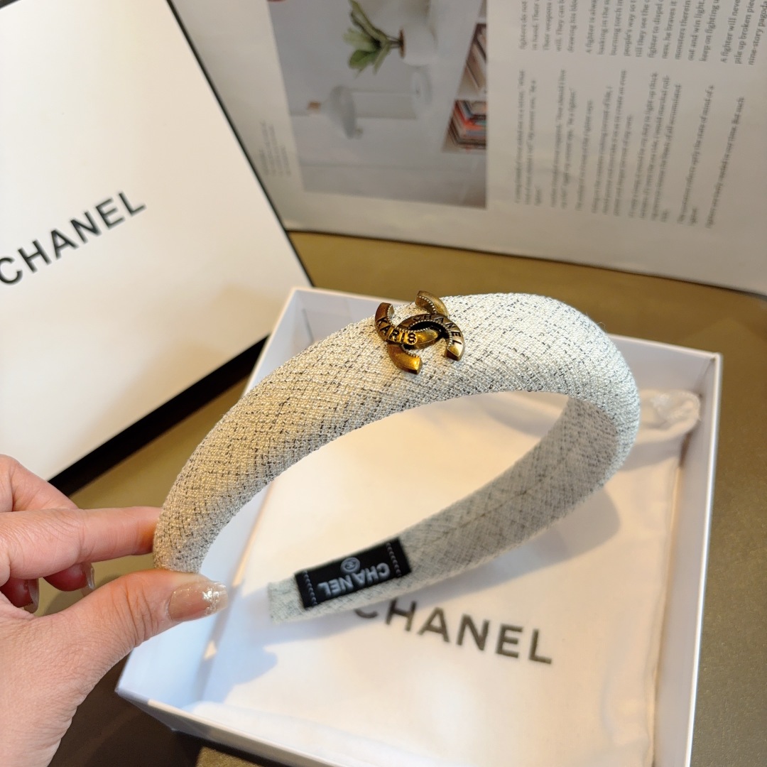 配包装
CHANEL（香奈儿）最新款小香发箍，新品巨显脸小头箍，网红爆款推荐 搭配高端双Ｃlogo ，超