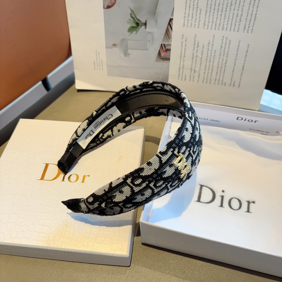 配包装
Dior（迪奥） 经典新款字母发箍,专柜原单货，让你的魅力绽放 清新淑女范让时尚更简单。