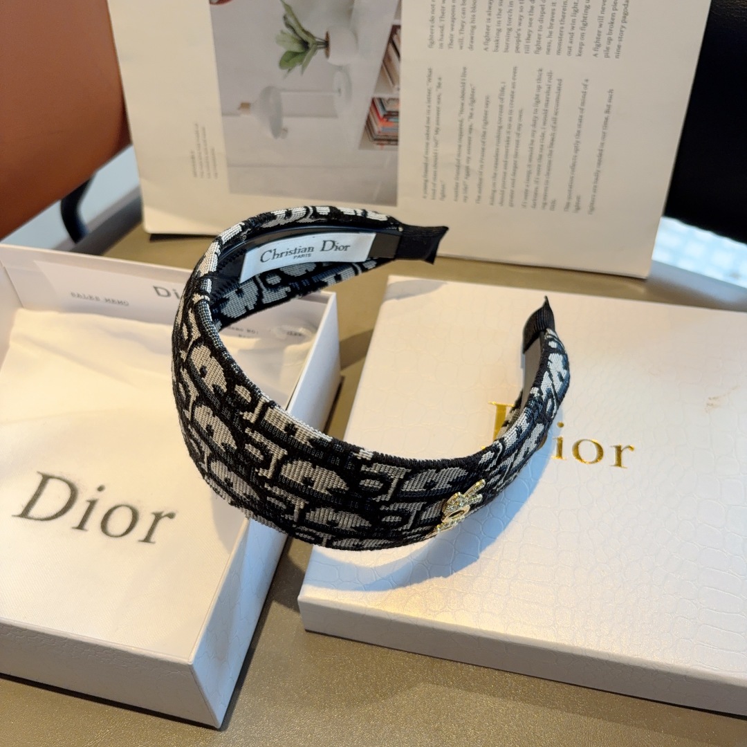 配包装
Dior（迪奥） 经典新款字母发箍,专柜原单货，让你的魅力绽放 清新淑女范让时尚更简单。