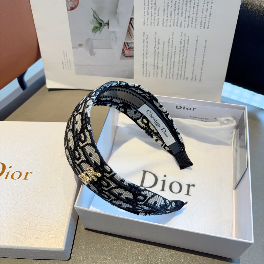 配包装
Dior（迪奥） 经典新款字母发箍,专柜原单货，让你的魅力绽放 清新淑女范让时尚更简单。