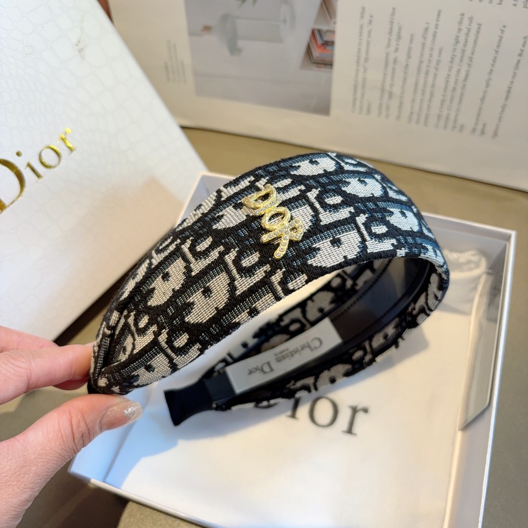 配包装
Dior（迪奥） 经典新款字母发箍,专柜原单货，让你的魅力绽放 清新淑女范让时尚更简单。