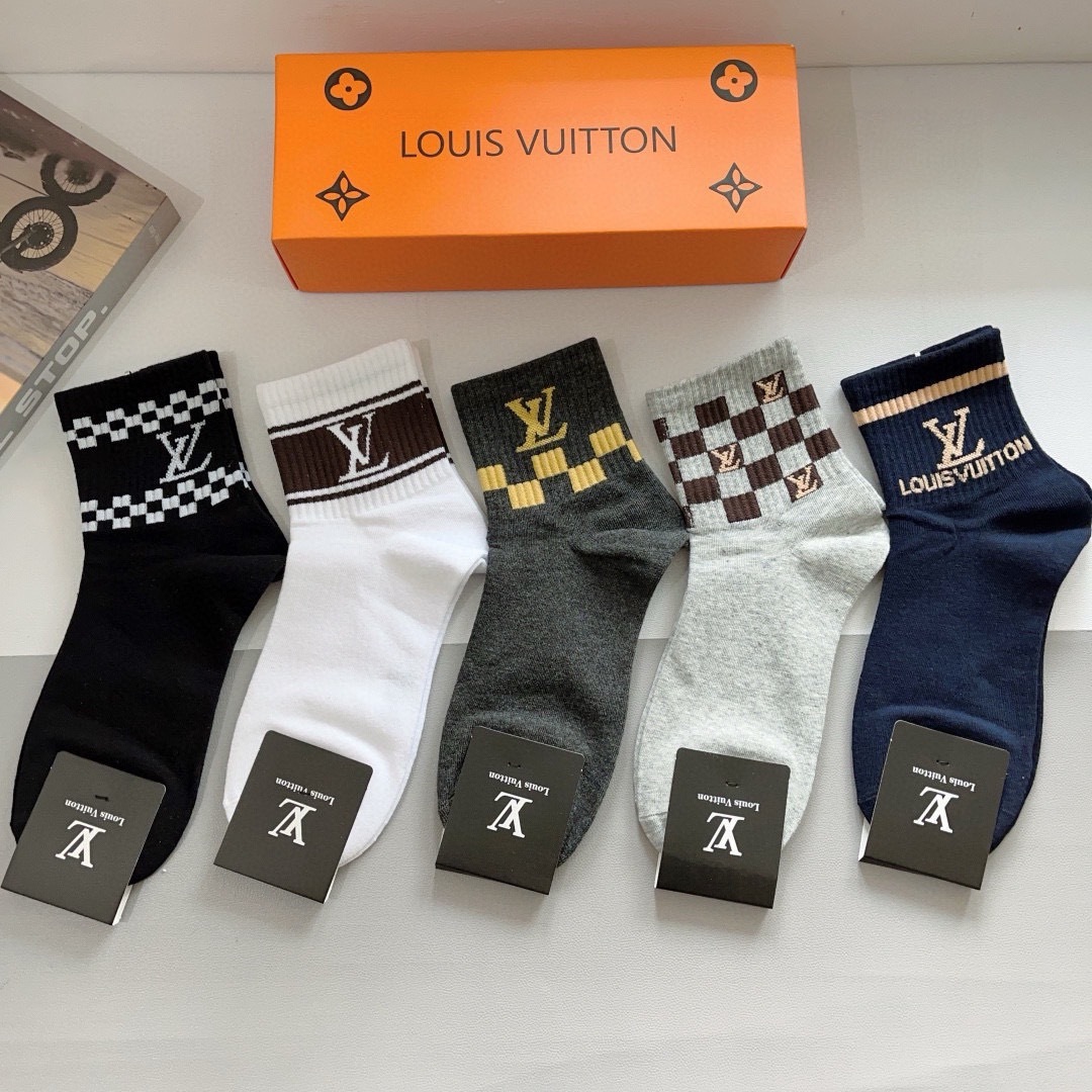 配包装（一盒5双） 
🌟 LV 路易威登 超火爆男款中筒袜子、纯棉面料，潮人必备款，个性时尚百搭款，！你