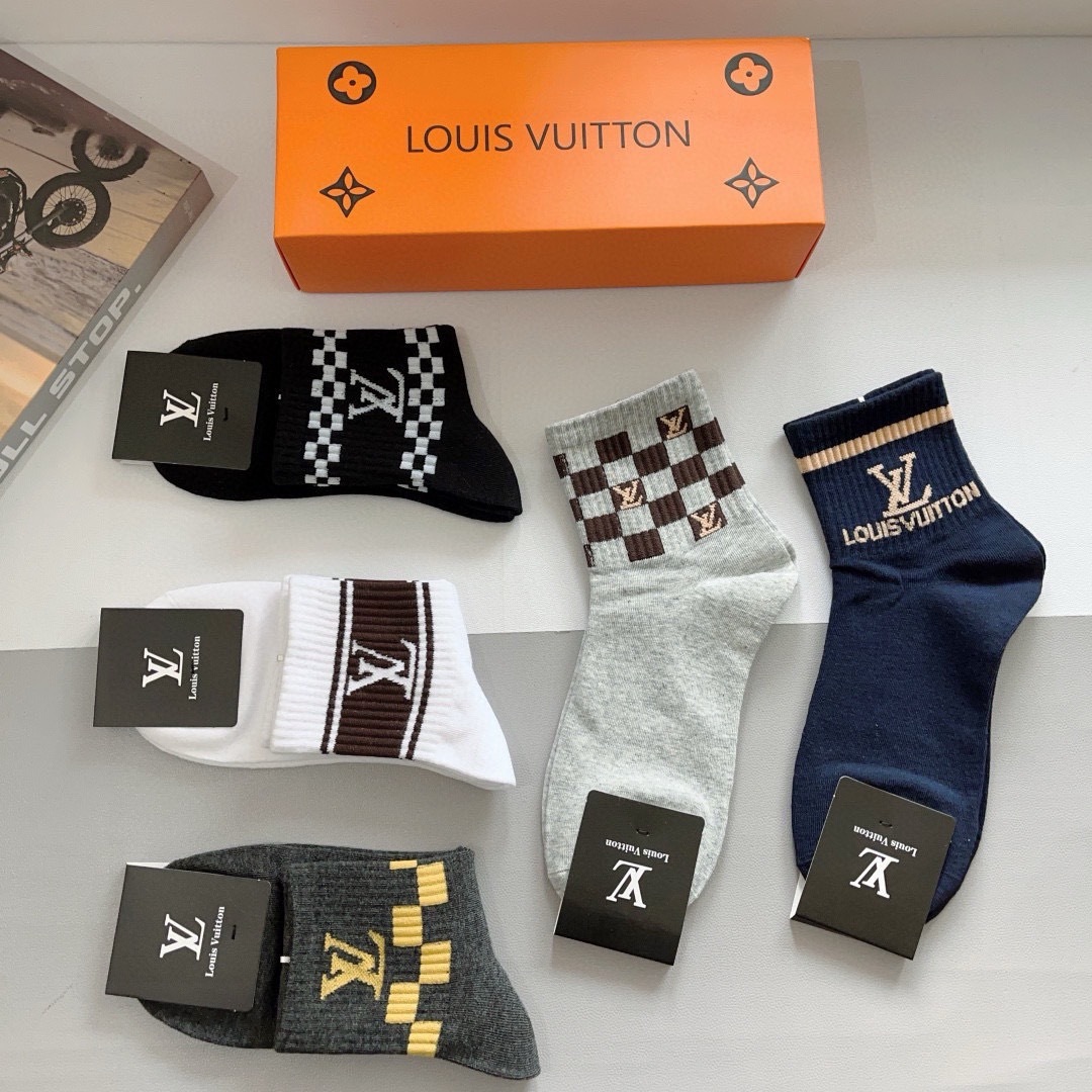 配包装（一盒5双） 
🌟 LV 路易威登 超火爆男款中筒袜子、纯棉面料，潮人必备款，个性时尚百搭款，！你