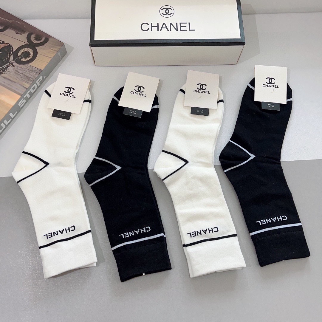 配包装（一盒4双）
CHANEL 香奈儿经典袜子❗️高版本纯棉材质柔软，秒杀市场普通货，经典的双C图案l