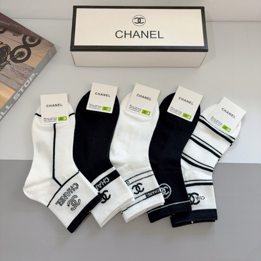 配包装（一盒5双）
CHANEL 香奈儿经典中筒袜子❗️高版本纯棉材质柔软，秒杀市场普通货，经典的双C图