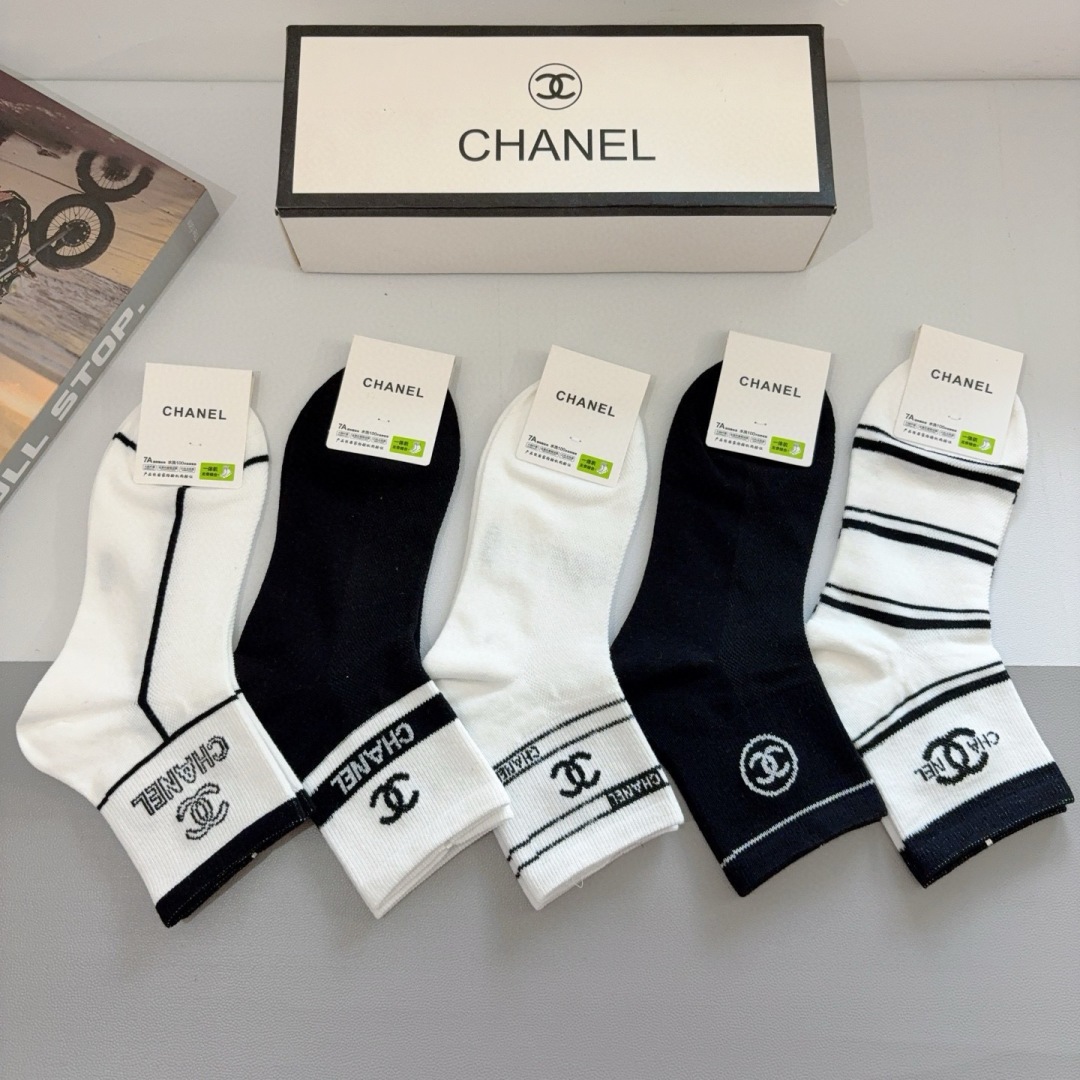 配包装（一盒5双）
CHANEL 香奈儿经典中筒袜子❗️高版本纯棉材质柔软，秒杀市场普通货，经典的双C图