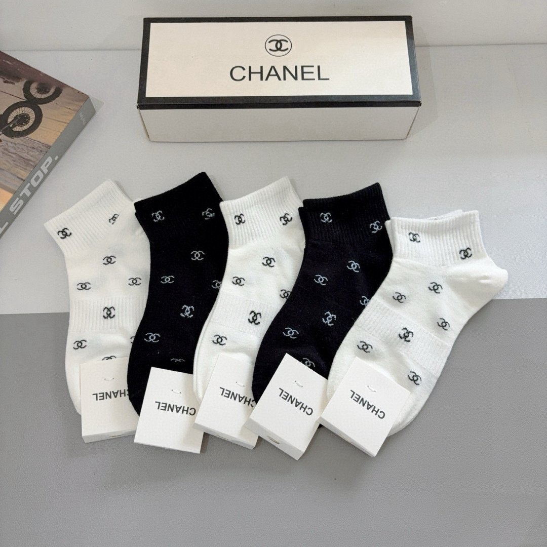 配包装（一盒5双）
CHANEL 香奈儿经典船袜❗️高版本纯棉材质柔软，秒杀市场普通货，经典的双C图案l