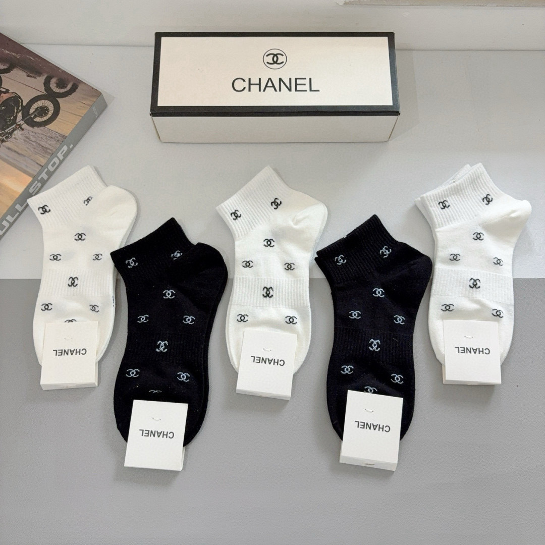 配包装（一盒5双）
CHANEL 香奈儿经典船袜❗️高版本纯棉材质柔软，秒杀市场普通货，经典的双C图案l