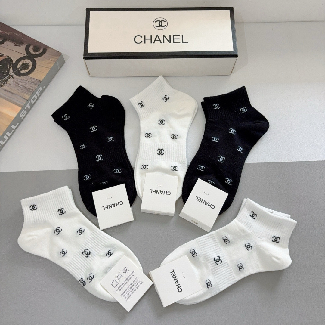 配包装（一盒5双）
CHANEL 香奈儿经典船袜❗️高版本纯棉材质柔软，秒杀市场普通货，经典的双C图案l